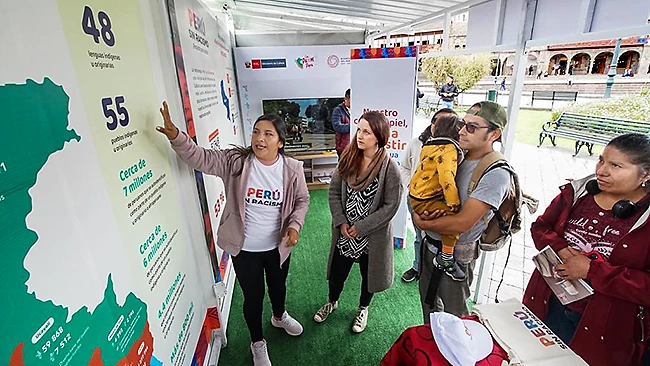 Familias se informan de la estrategia #PerúSinRacismo en la 10º Feria Internacional del Libro